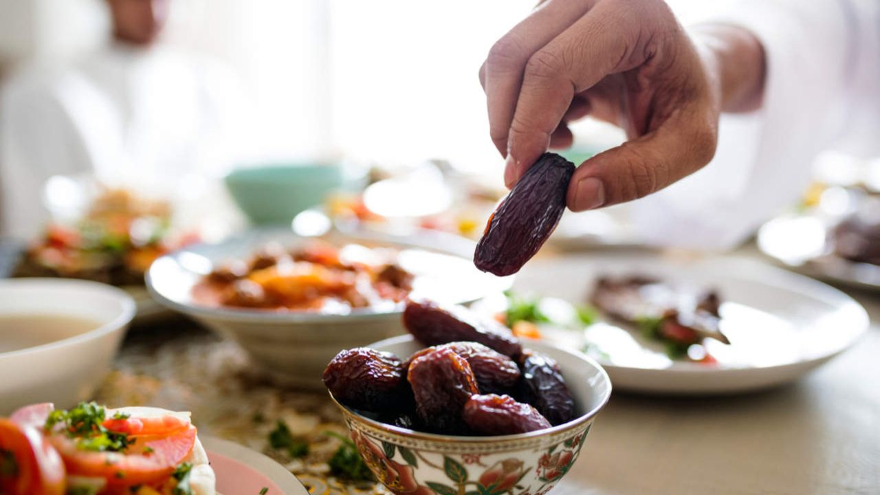 Oruc tutmayıb iftar qonaqlığına gedən insanlara münasibətiniz necədir?