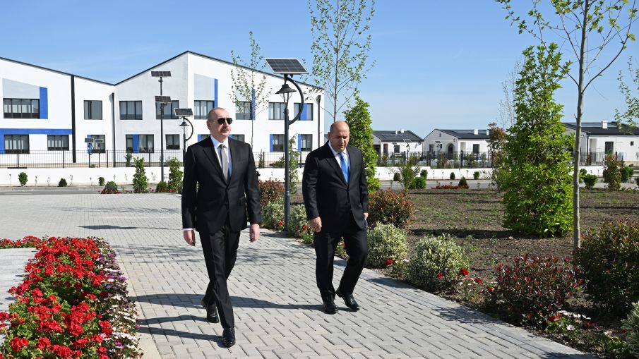 Prezident İlham Əliyev Ağdamın Kəngərli kəndinə köçən sakinlərlə görüşüb, onlara evlərin açarlarını təqdim edib - YENİLƏNİB