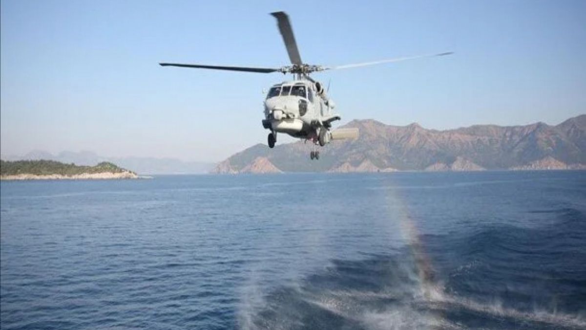 Türkiyədə hərbi helikopter təlim zamanı dənizə məcburi eniş edib