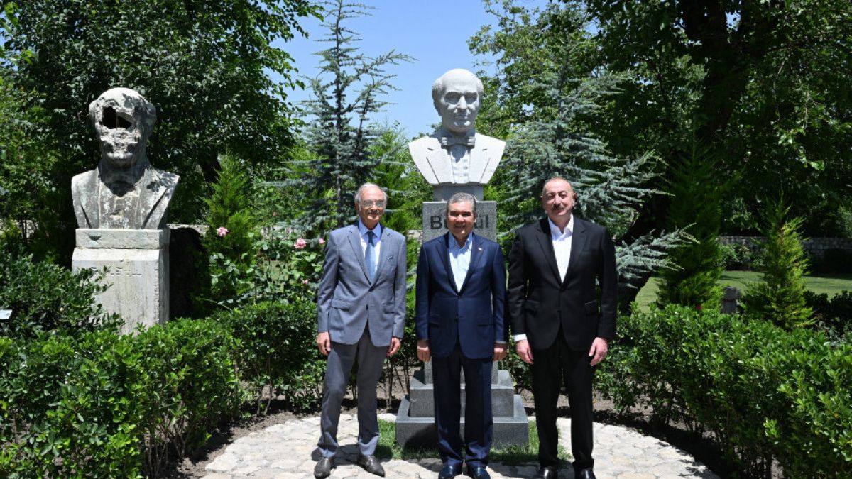 Prezident İlham Əliyev və Qurbanqulu Berdiməhəmmədov Şuşada Bülbülün ev-muzeyində olublar