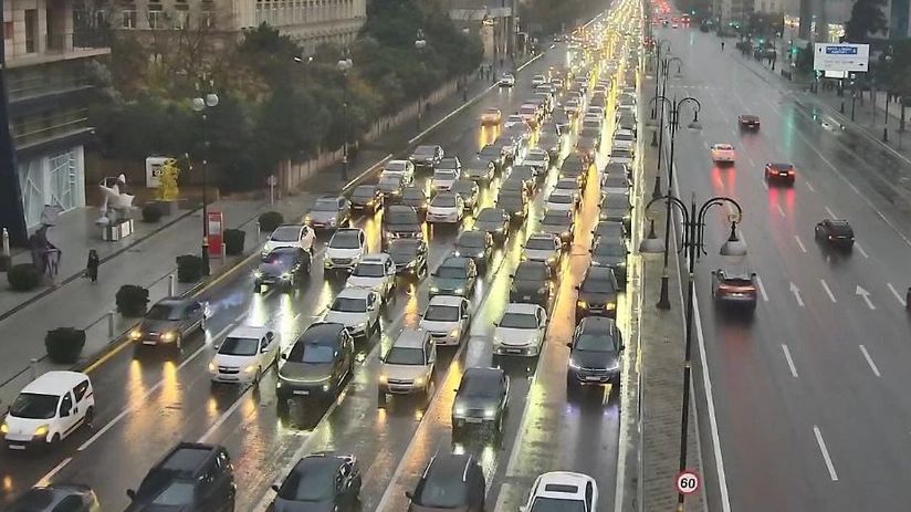 Bakının bir sıra yollarında nəqliyyatın sıxlığı yaranıb