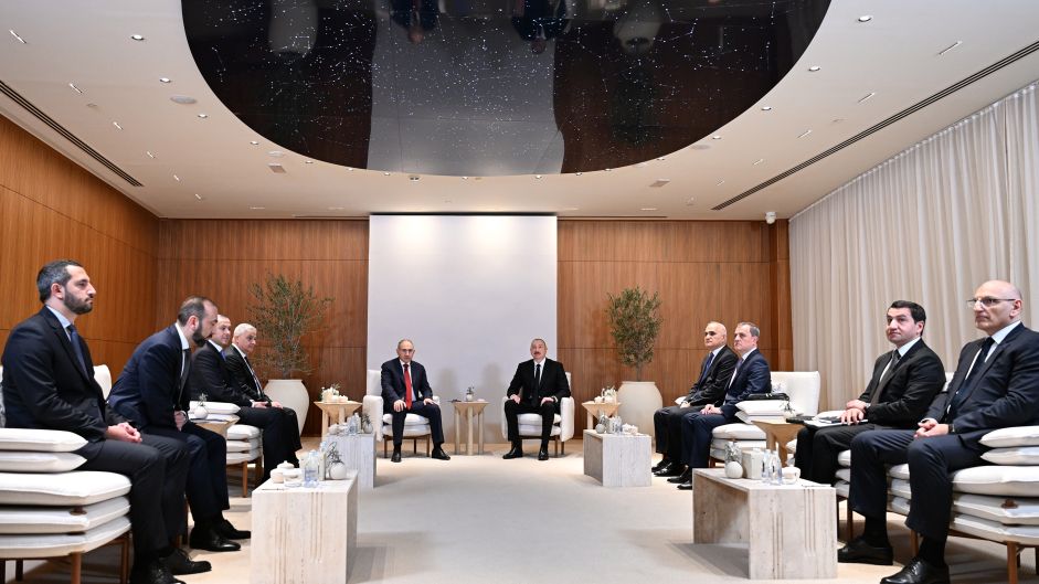 Azərbaycan Prezidenti İlham Əliyevin Əbu-Dabidə Ermənistanın Baş naziri ilə geniş tərkibdə görüşü keçirilir