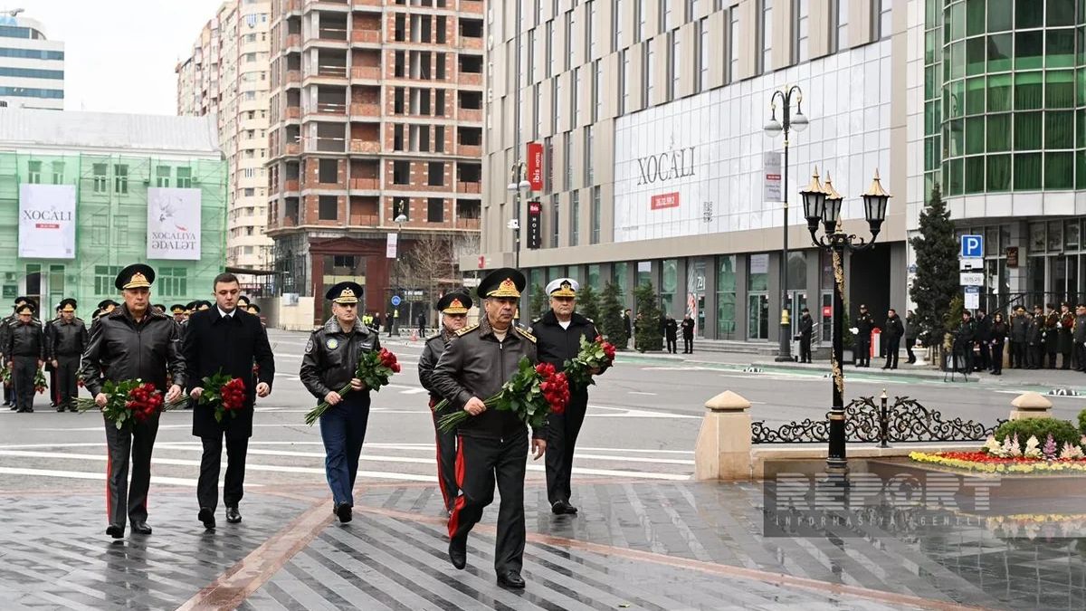 Müdafiə Nazirliyinin rəhbər heyəti Xocalı soyqırımı abidəsini ziyarət edib