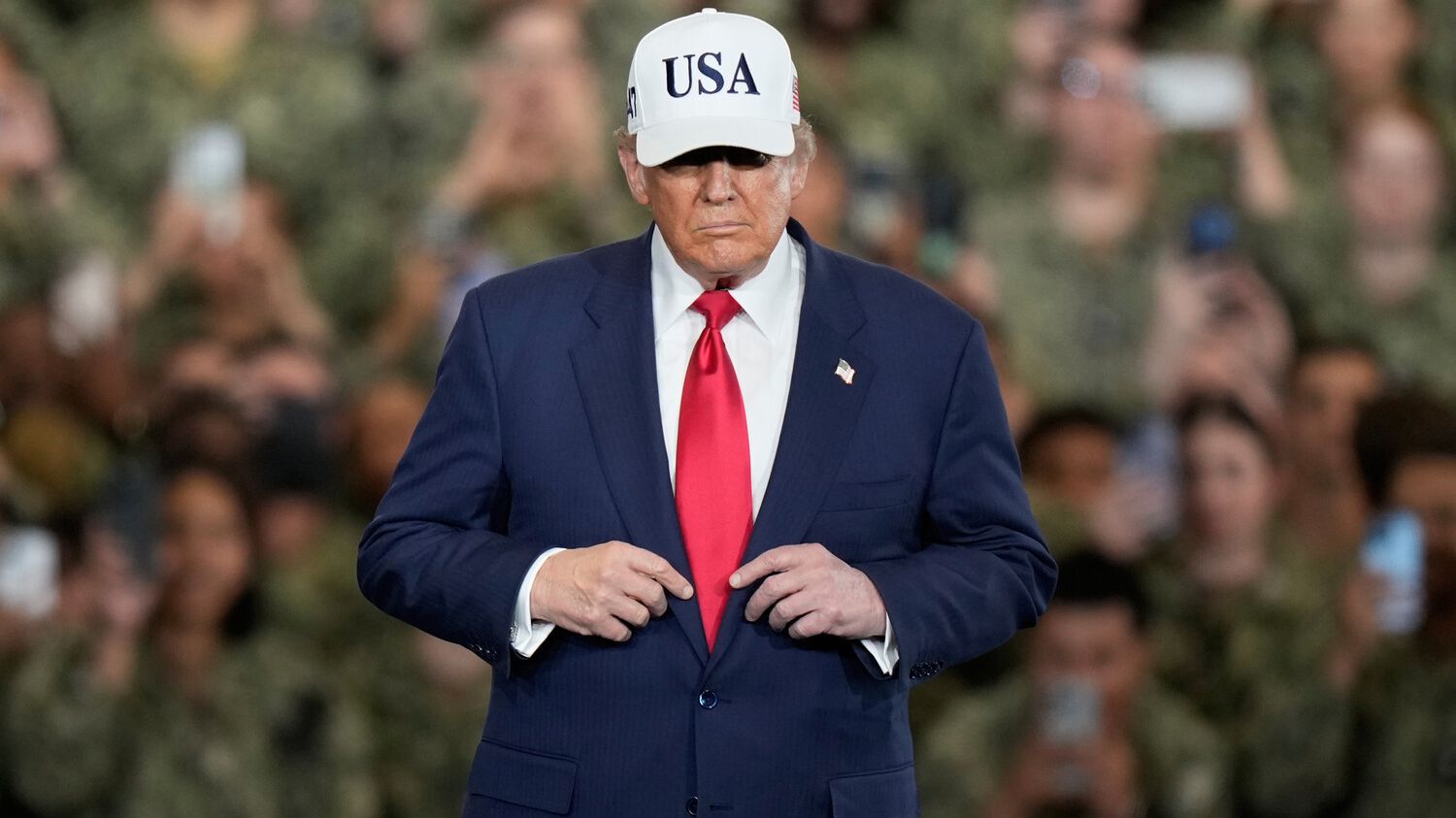 Tramp bildirib ki, İranda rəhbərliyin tamamilə dəyişməsini istəyir