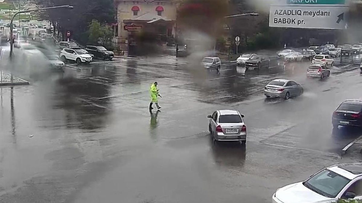 NİİM: Yağıntılı hava ilə əlaqədar nəqliyyatın hərəkəti çətinləşib, sıxlıq yaranıb 