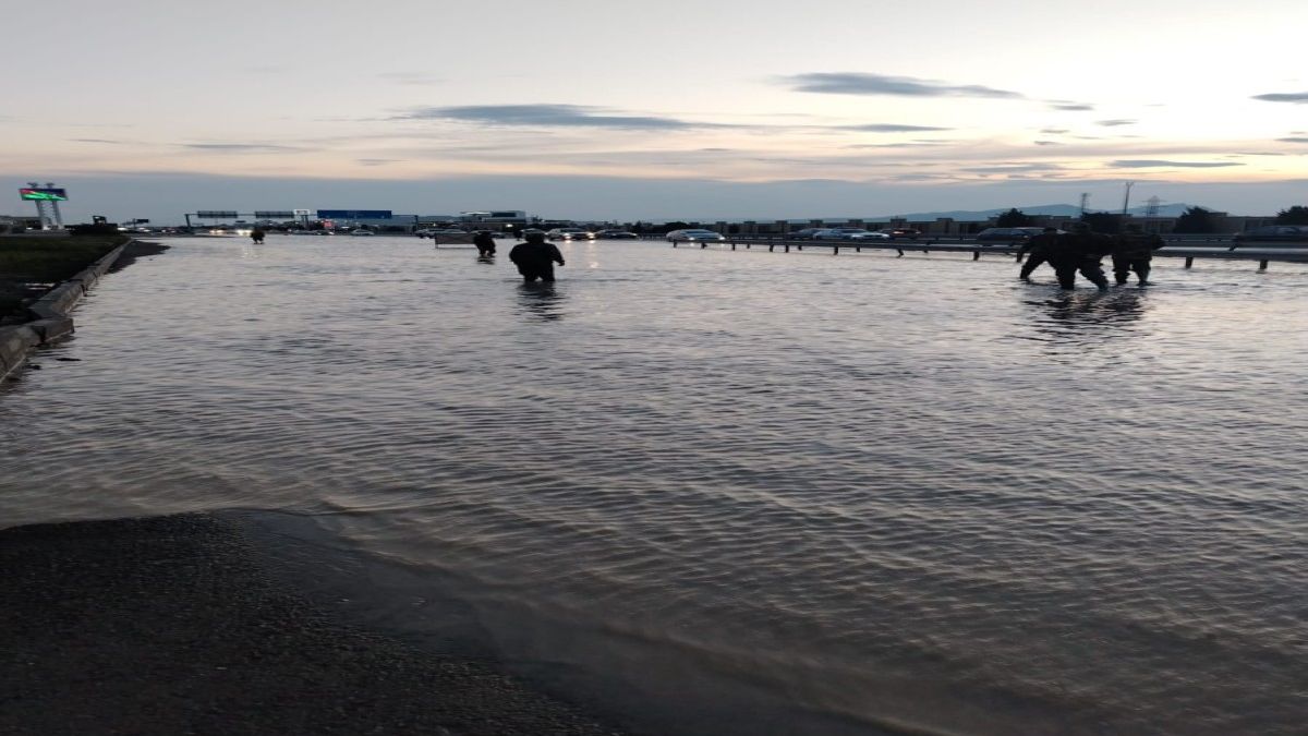 FHN: İntensiv yağışlarla əlaqədar fəsadların aradan qaldırılması və suçəkmə işləri davam etdirilir